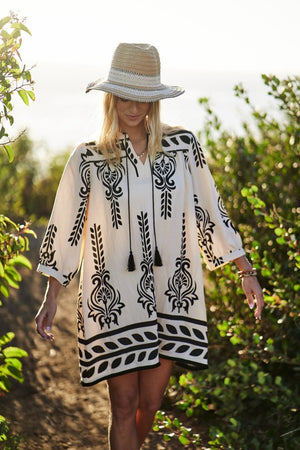 Black/white abstract print front tie dress